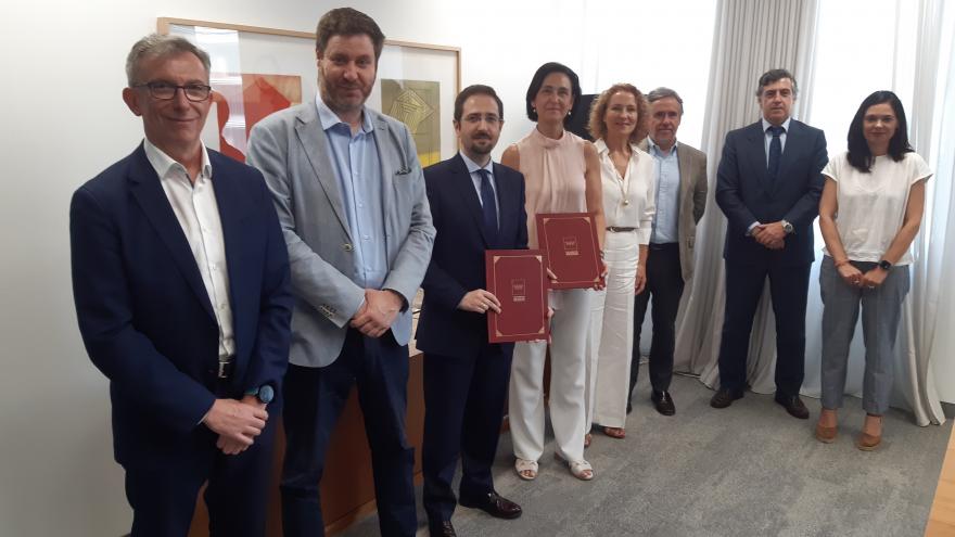 Texto Alternativo: La Comunidad de Madrid firma un convenio para asesorar a empresas de la región que atraviesan dificultades