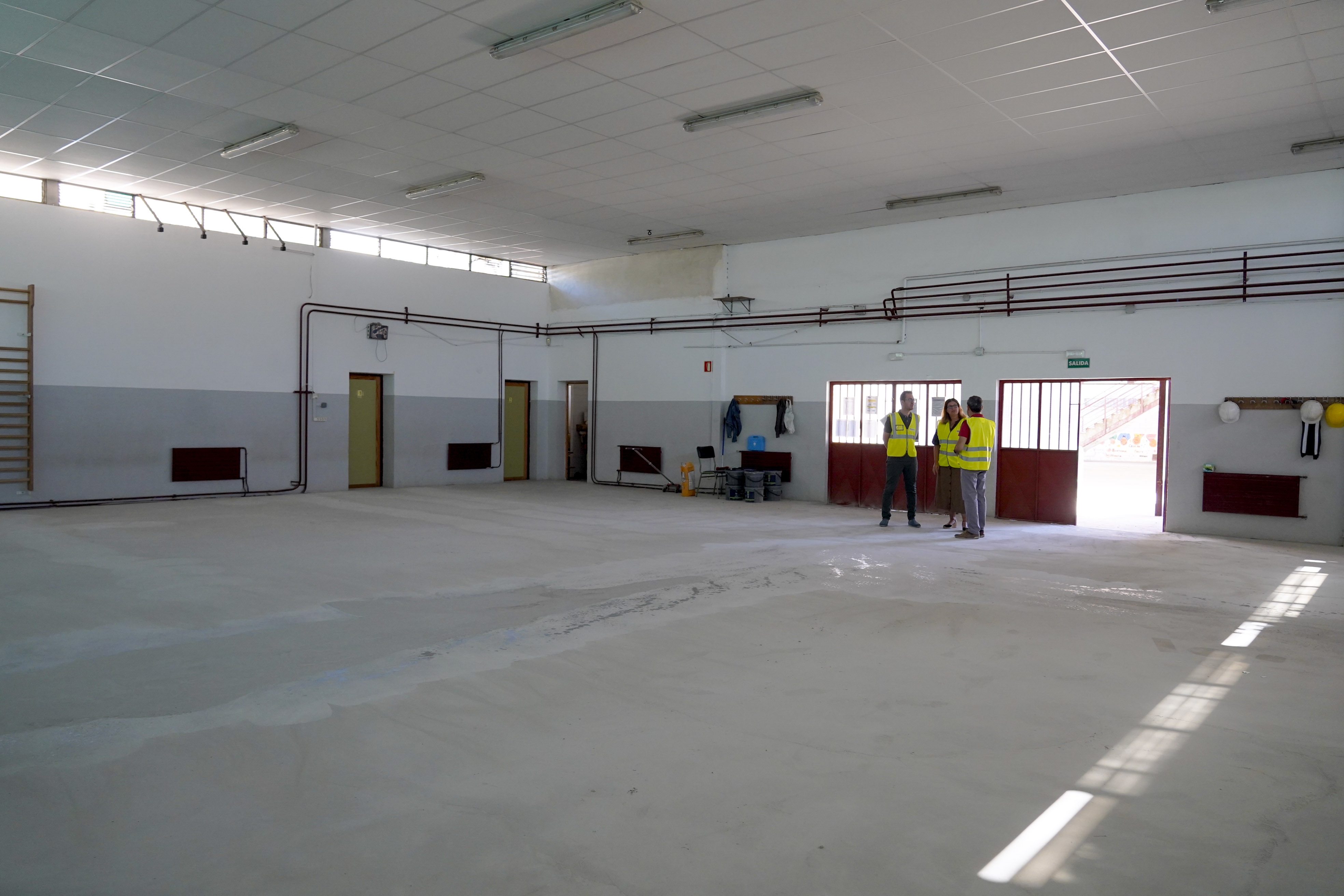Texto Alternativo: La Alcaldesa de Móstoles visita las obras de mejora de los colegios Vicente Aleixandre y Juan Pérez Villamil