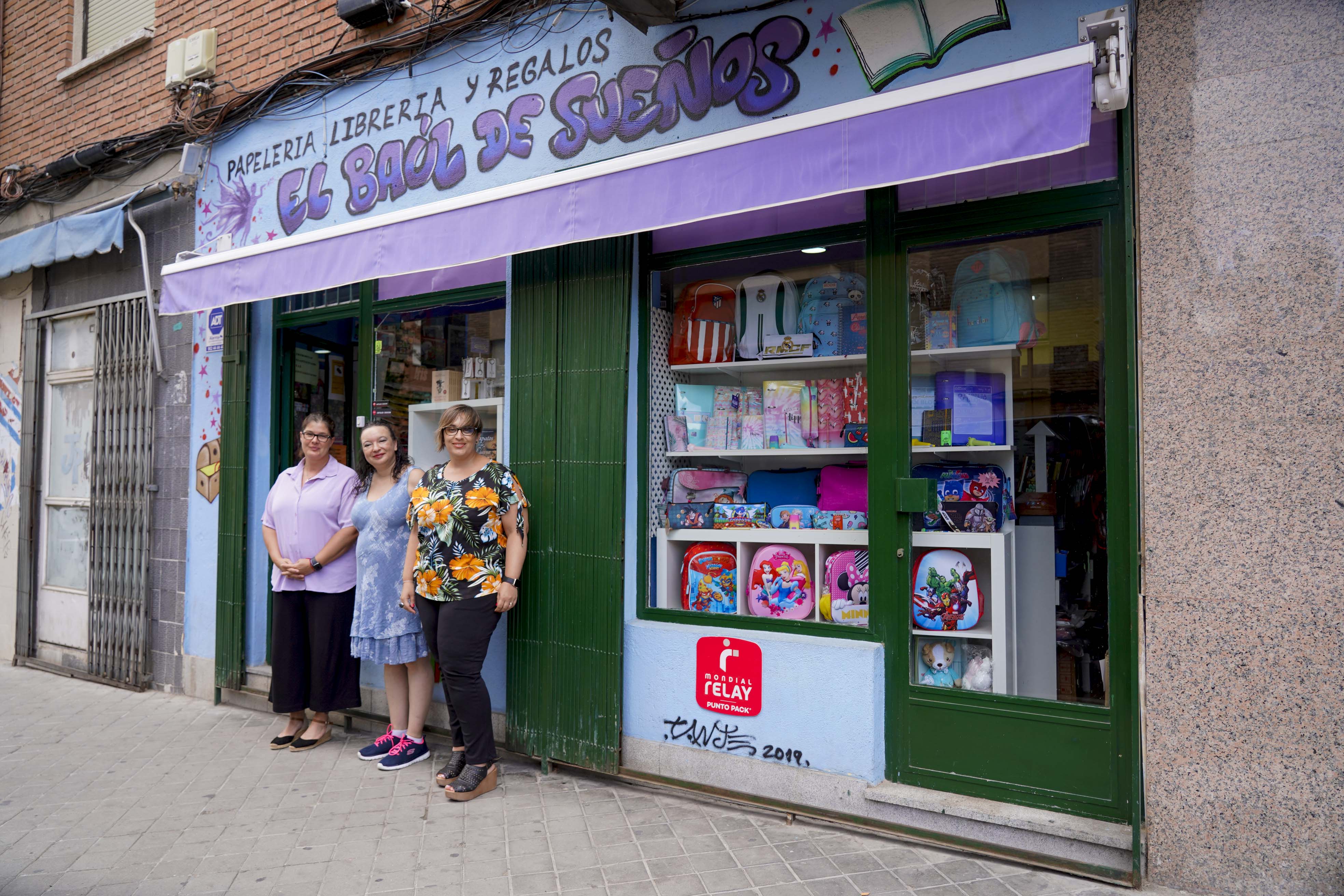 Texto Alternativo: La Alcaldesa visita la librería y papelería El Baúl de Sueños en una nueva muestra de apoyo al pequeño comercio local