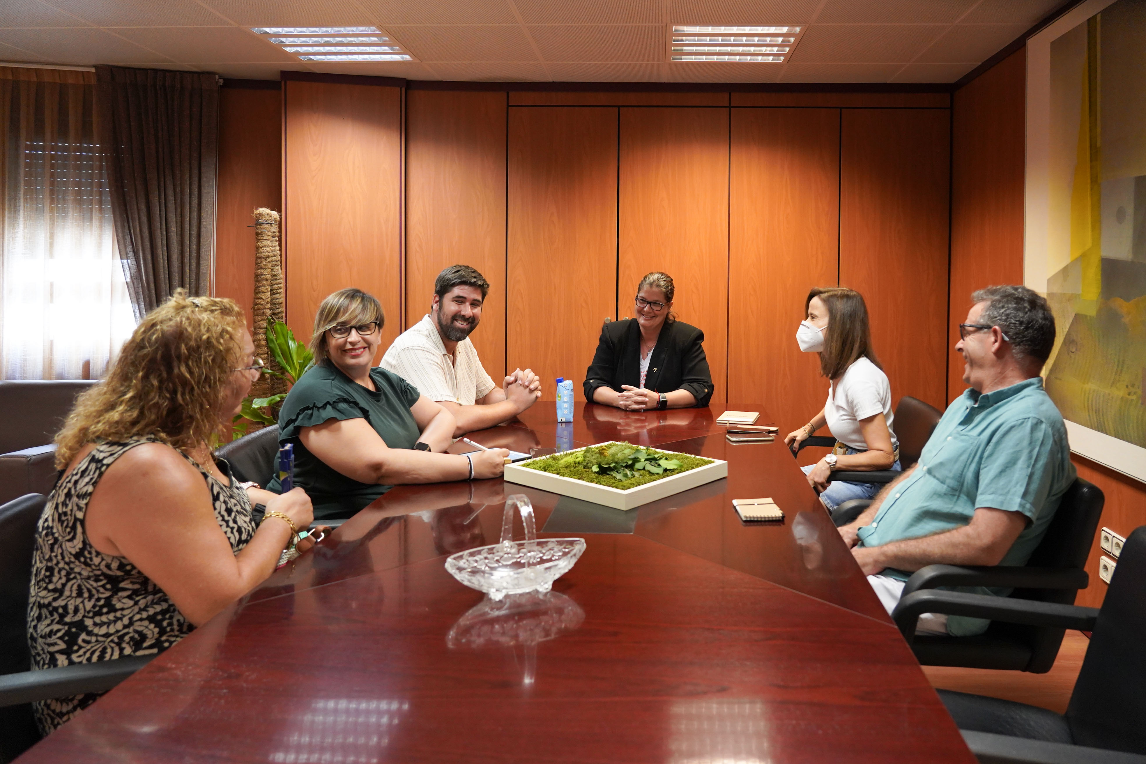 Texto Alternativo: La Alcaldesa se reúne con el Centro Gallego de Móstoles