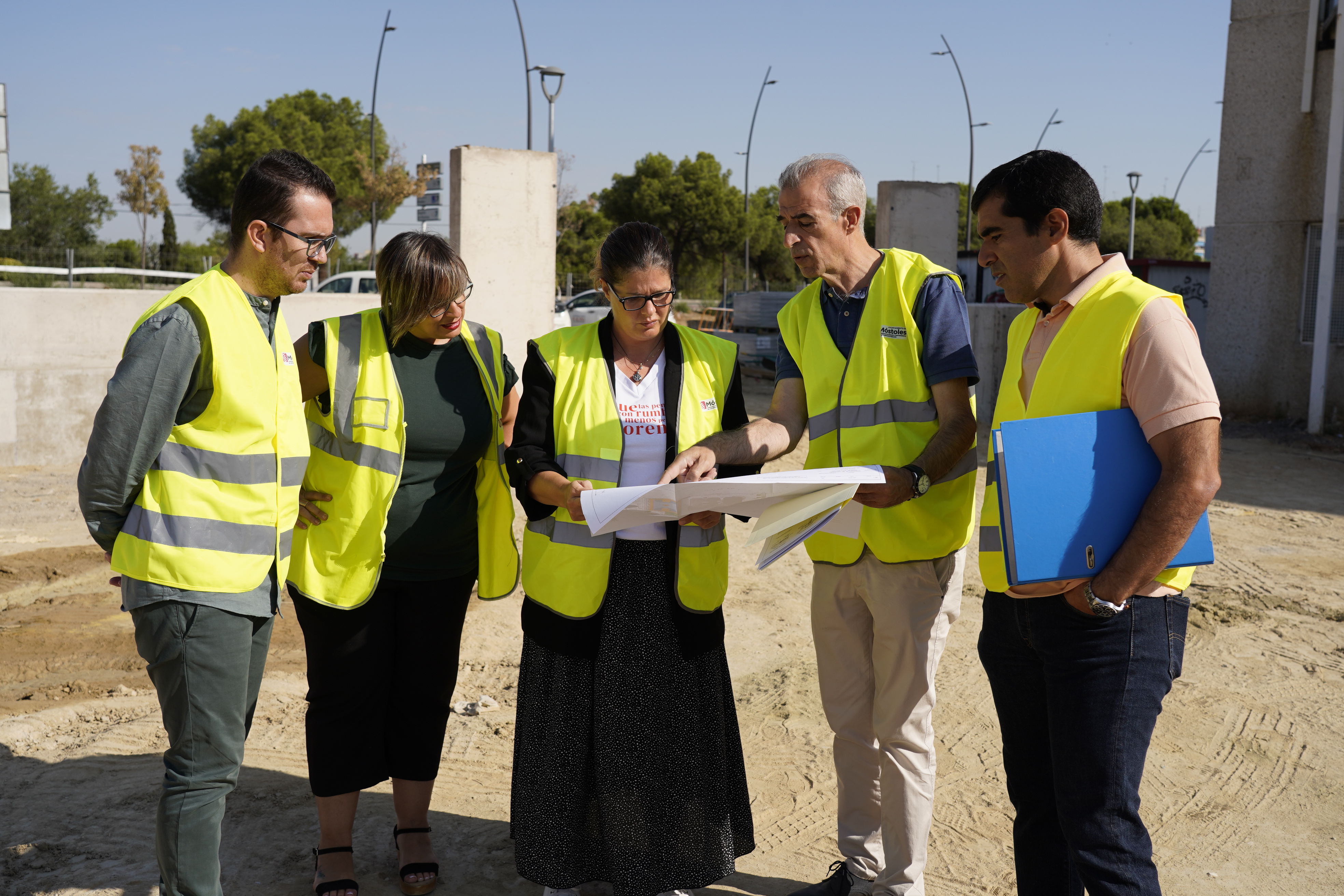 Texto Alternativo: La Alcaldesa visita las obras de la pista de skate de alto nivel que el Gobierno de Móstoles está construyendo en la ciudad