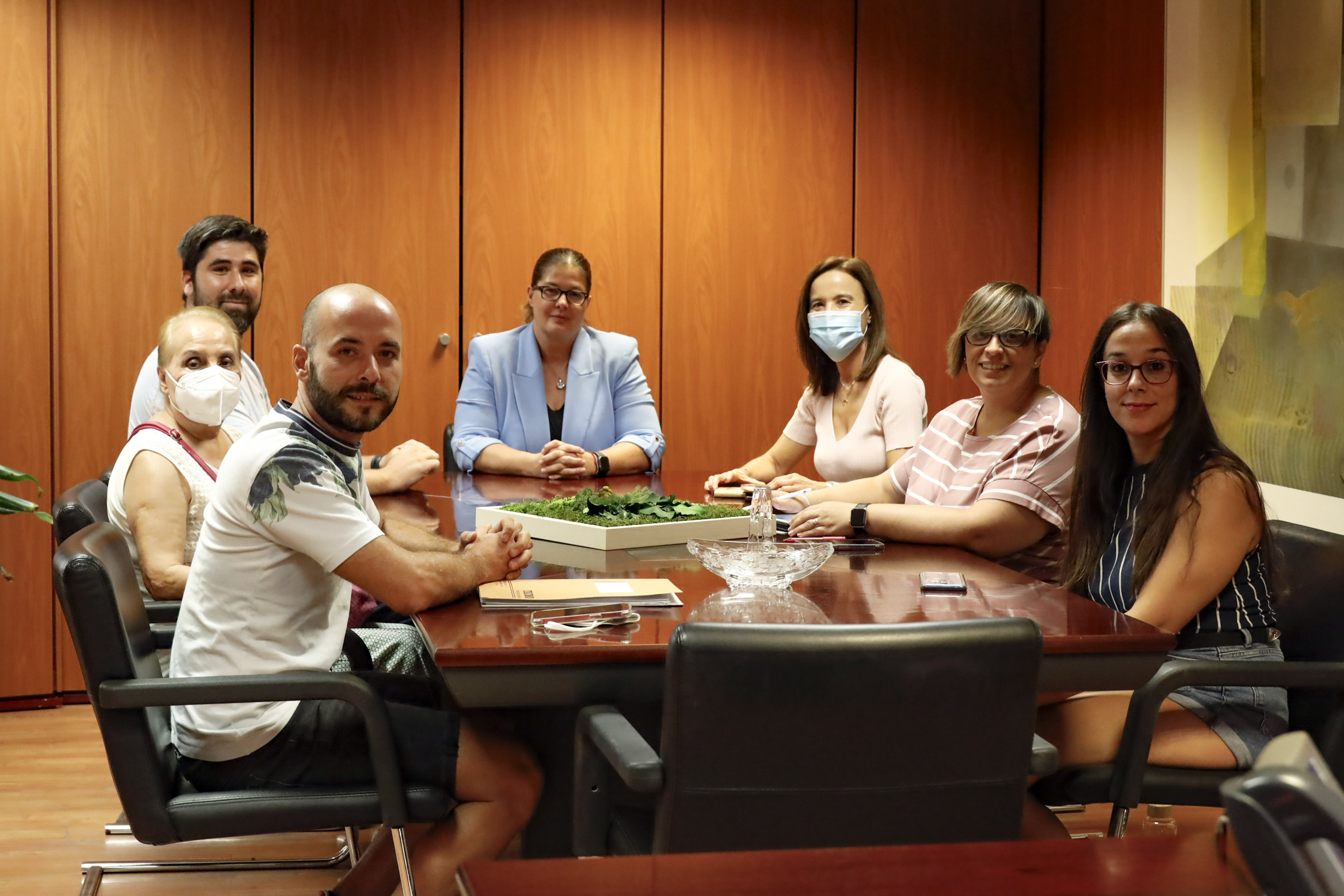 Texto Alternativo: La Alcaldesa recibe al presidente del Hogar Extremeño de Móstoles