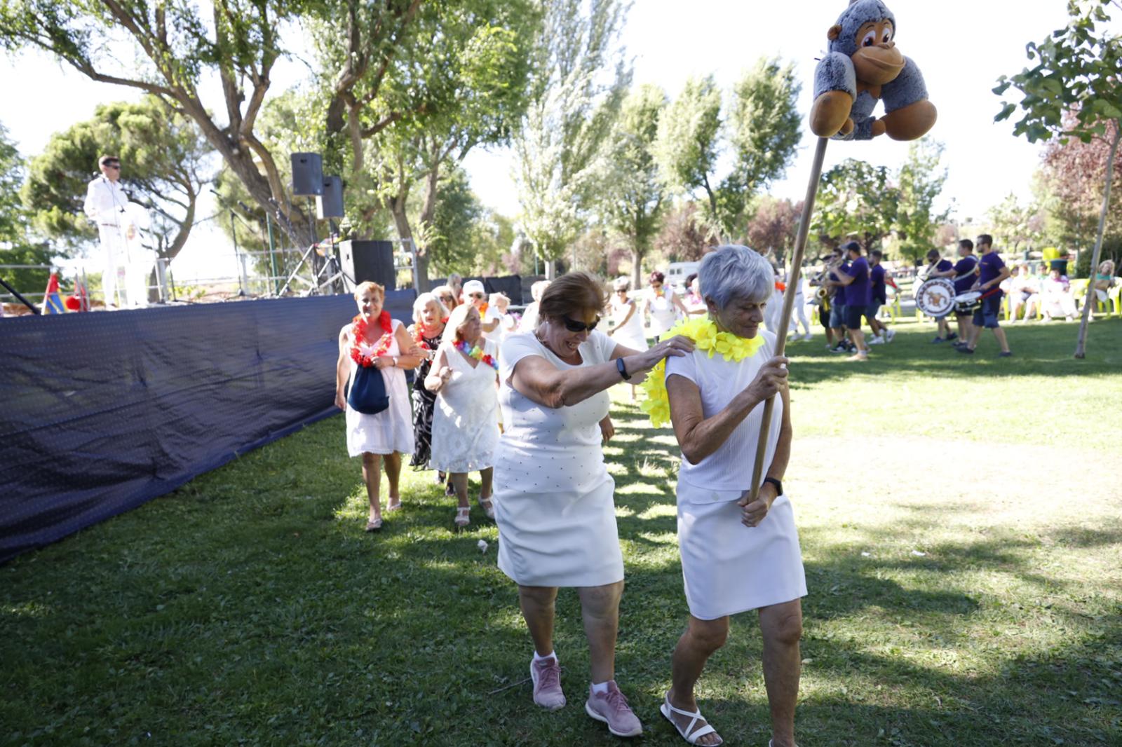 Texto Alternativo: Los mayores disfrutaron de una gran fiesta de fin de verano organizada por el Gobierno de Móstoles
