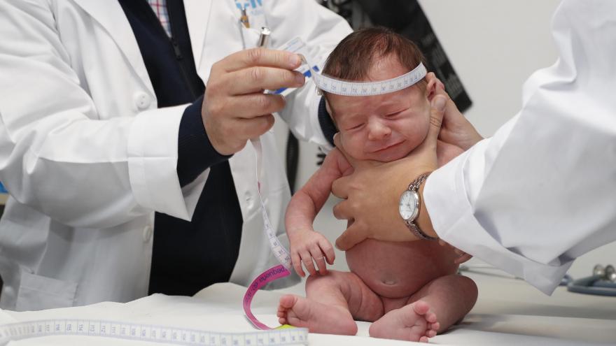 Texto Alternativo: La Comunidad de Madrid participa en una campaña para facilitar los trámites de la prestación de nacimiento y cuidado de menor y la asistencia sanitaria pública