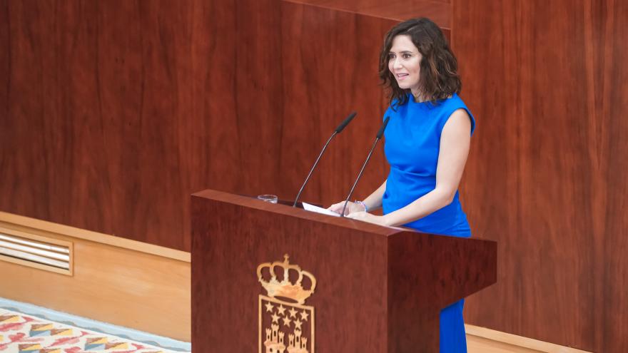 Texto Alternativo: Díaz Ayuso anuncia un “doble homenaje” a Javier Marías: su nombre a una biblioteca pública y el de su madre, Lolita Franco, al auditorio del Archivo Regional