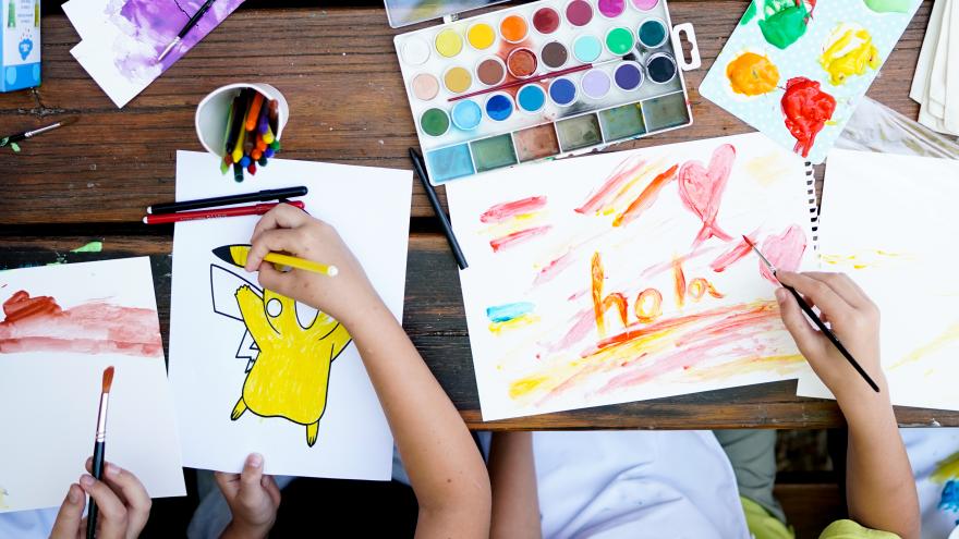 Texto Alternativo: Díaz Ayuso anuncia un plan para que todos los niños tutelados menores de seis años vivan en familias de acogida