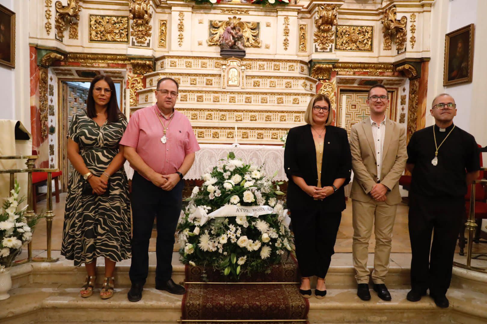 Texto Alternativo: Tradicional ofrenda floral