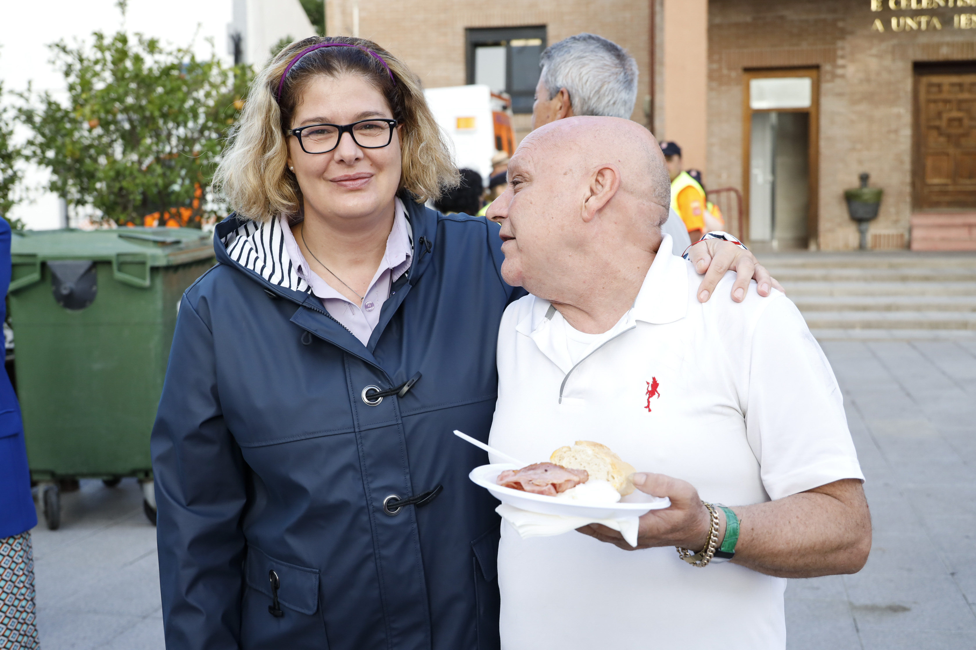 Texto Alternativo: Móstoles ha repartido hoy 8.000 huevos y cerca de 300 kilos de beicon en su tradicional desayuno popular