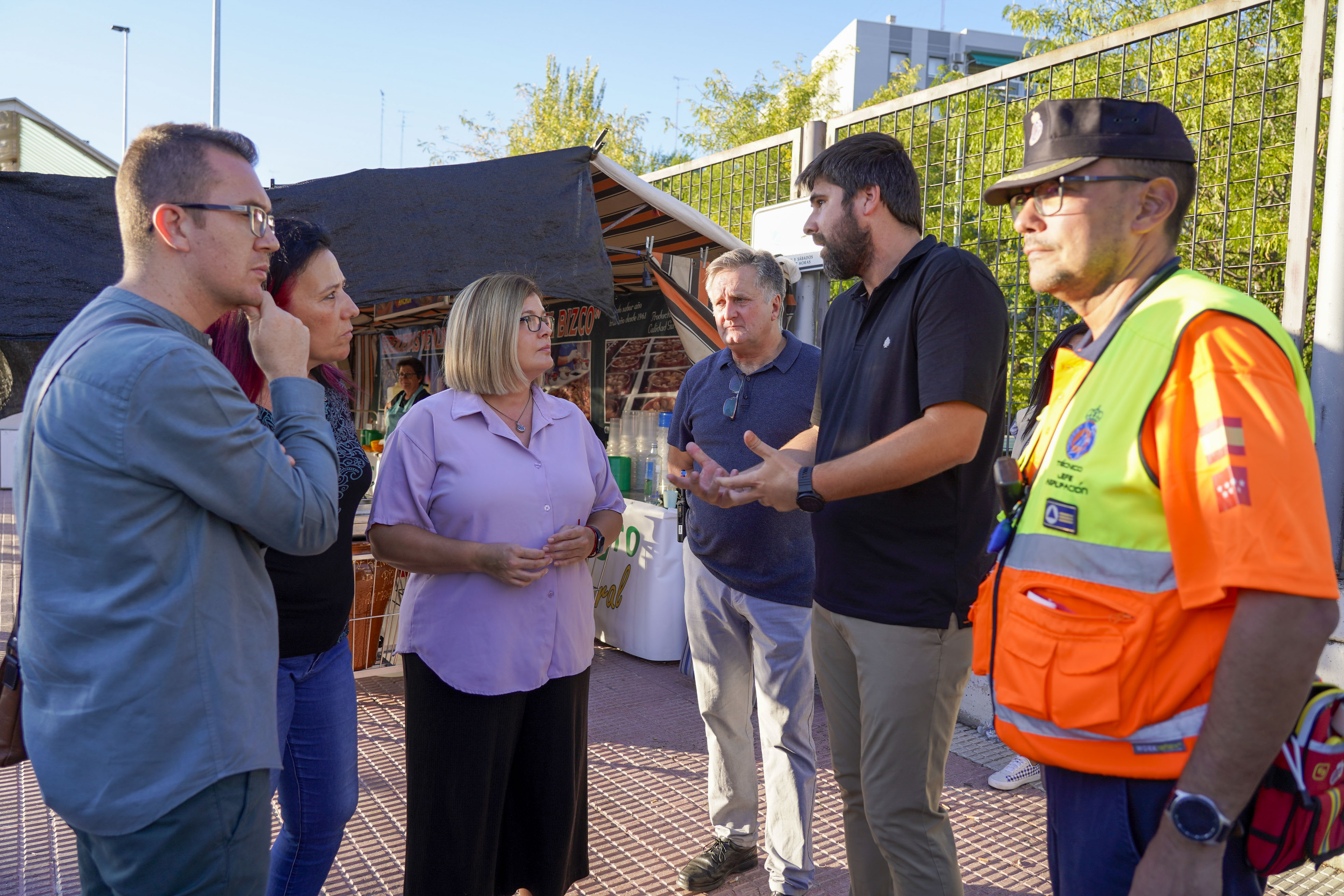 Texto Alternativo: Visita Recinto Ferial reparto de pulseras y de cascos