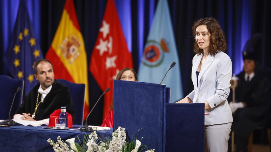 Texto Alternativo: Díaz Ayuso avanza que la nueva bajada de tasas universitarias ha permitido a 180.000 alumnos un ahorro medio de 300 euros este curso