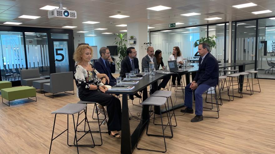 Texto Alternativo: La Comunidad de Madrid invertirá 20 millones de euros para formar a 10.000 trabajadores de la región en competencias digitales