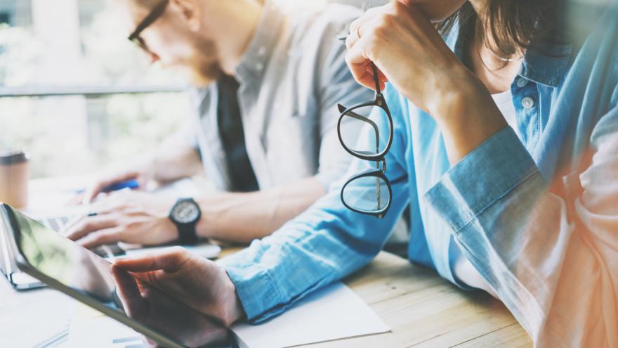 Texto Alternativo: La Comunidad de Madrid publica una guía con información útil para los jóvenes sobre estudios, trabajo, viajes y voluntariado