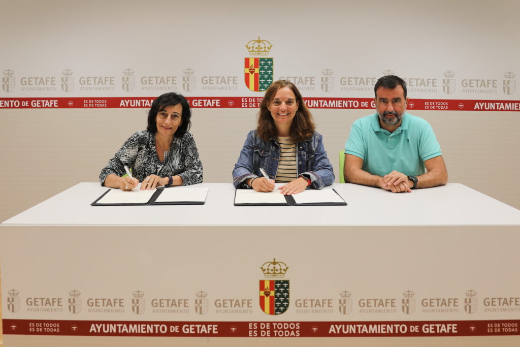 Texto Alternativo: Convenio entre el Ayuntamiento de Getafe y la coral de mujeres Vokalars
