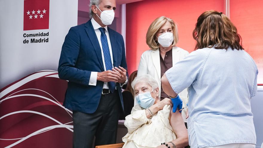 Texto Alternativo: La Comunidad comienza hoy a administrar la cuarta dosis frente al COVID-19 a los usuarios y trabajadores de las residencias de la región