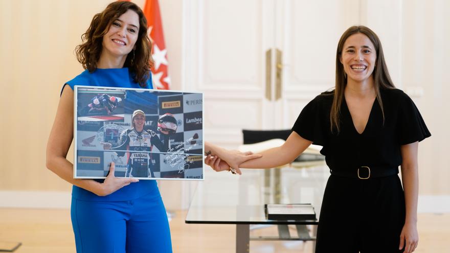 Texto Alternativo: Díaz Ayuso reconoce a la piloto de motociclismo Beatriz Neila como referente del deporte y el talento femenino
