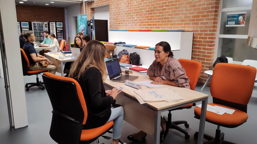 Texto Alternativo: La Comunidad de Madrid organiza citas rápidas con empresas para que contraten a trabajadores formados en tecnologías digitales
