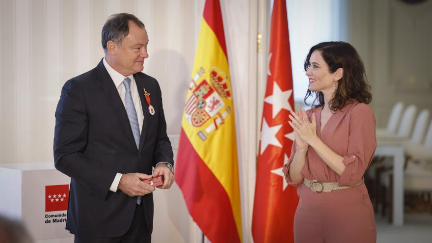 Texto Alternativo: Díaz Ayuso entrega la Medalla de Plata a López Alegría: “Ha servido de inspiración para muchos niños al ser el primer astronauta español que viajó al espacio”