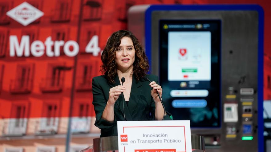 Texto Alternativo: Díaz Ayuso el Gobierno de la Comunidad de Madrid presenta los proyectos más innovadores con sistemas de inteligencia artificial en el transporte público para mejorar su accesibilidad y calidad