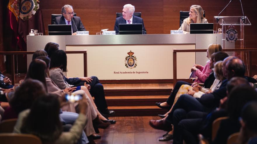 Texto Alternativo: La Comunidad de Madrid extiende el Plan STEM a un 40% más de colegios públicos e institutos para subir las vocaciones científicas