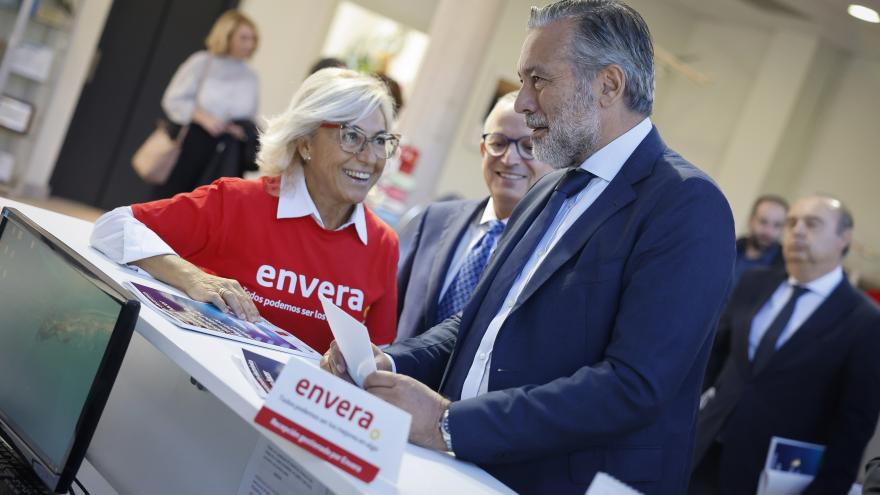 Texto Alternativo: La Comunidad de Madrid edita una publicación que simplifica la relación electrónica de cualquier ciudadano con la Administración regional