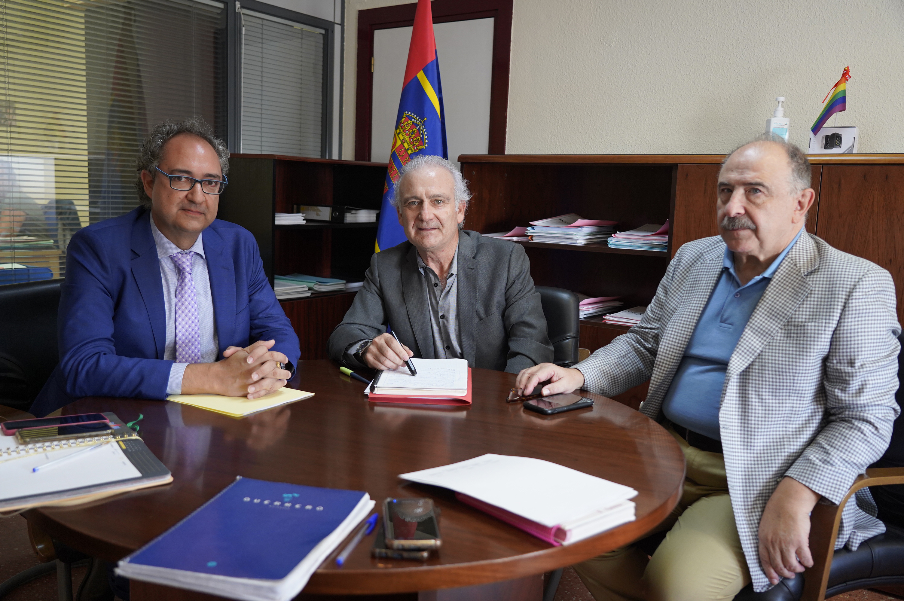 Texto Alternativo: El Concejal de Hacienda se reúne con el Gerente Regional del Catastro