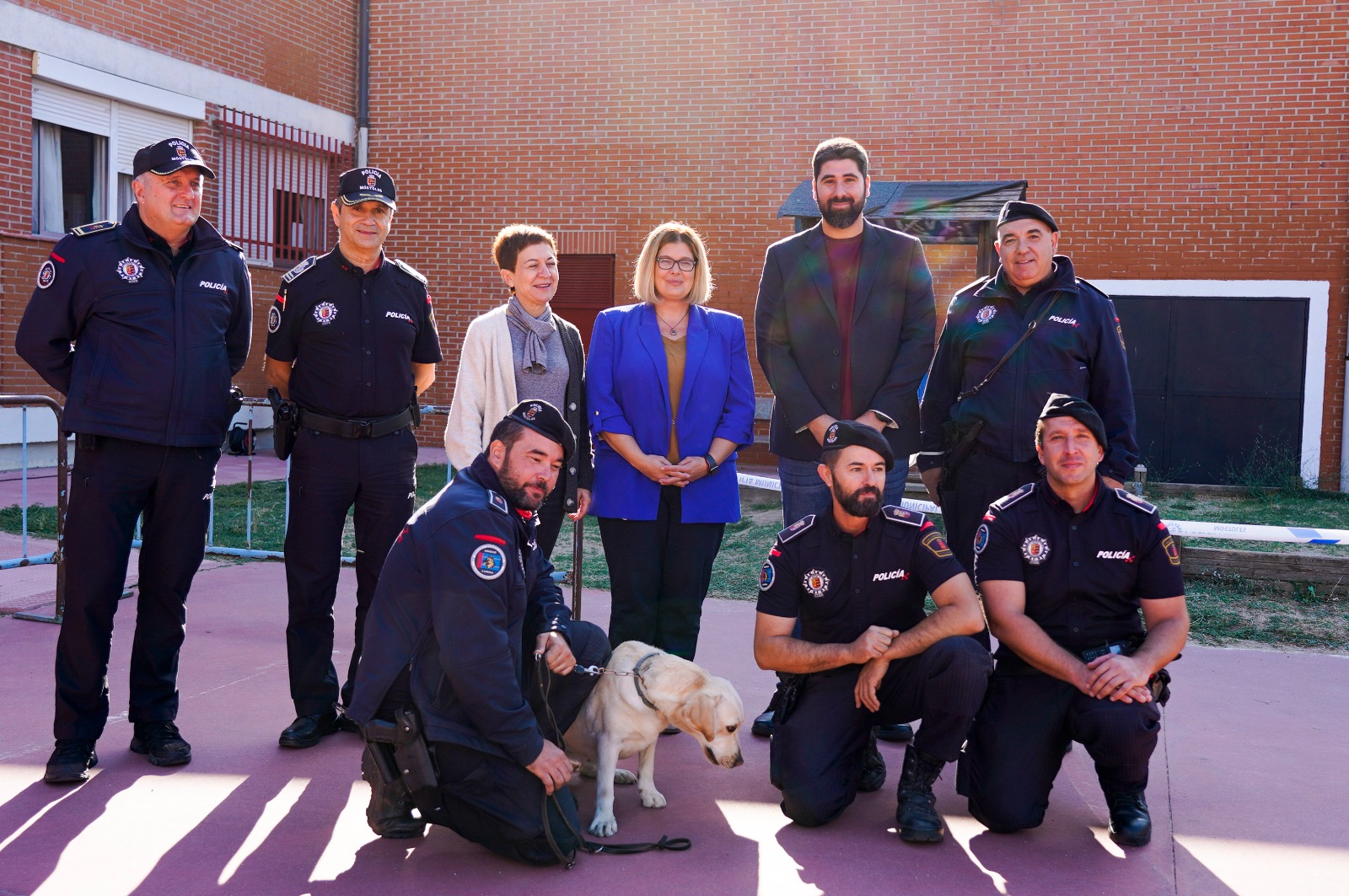 Texto Alternativo: La Policía Municipal de Móstoles presenta a Lula, una nueva agente canina entrenada para actuar con niños con diversidad funcional