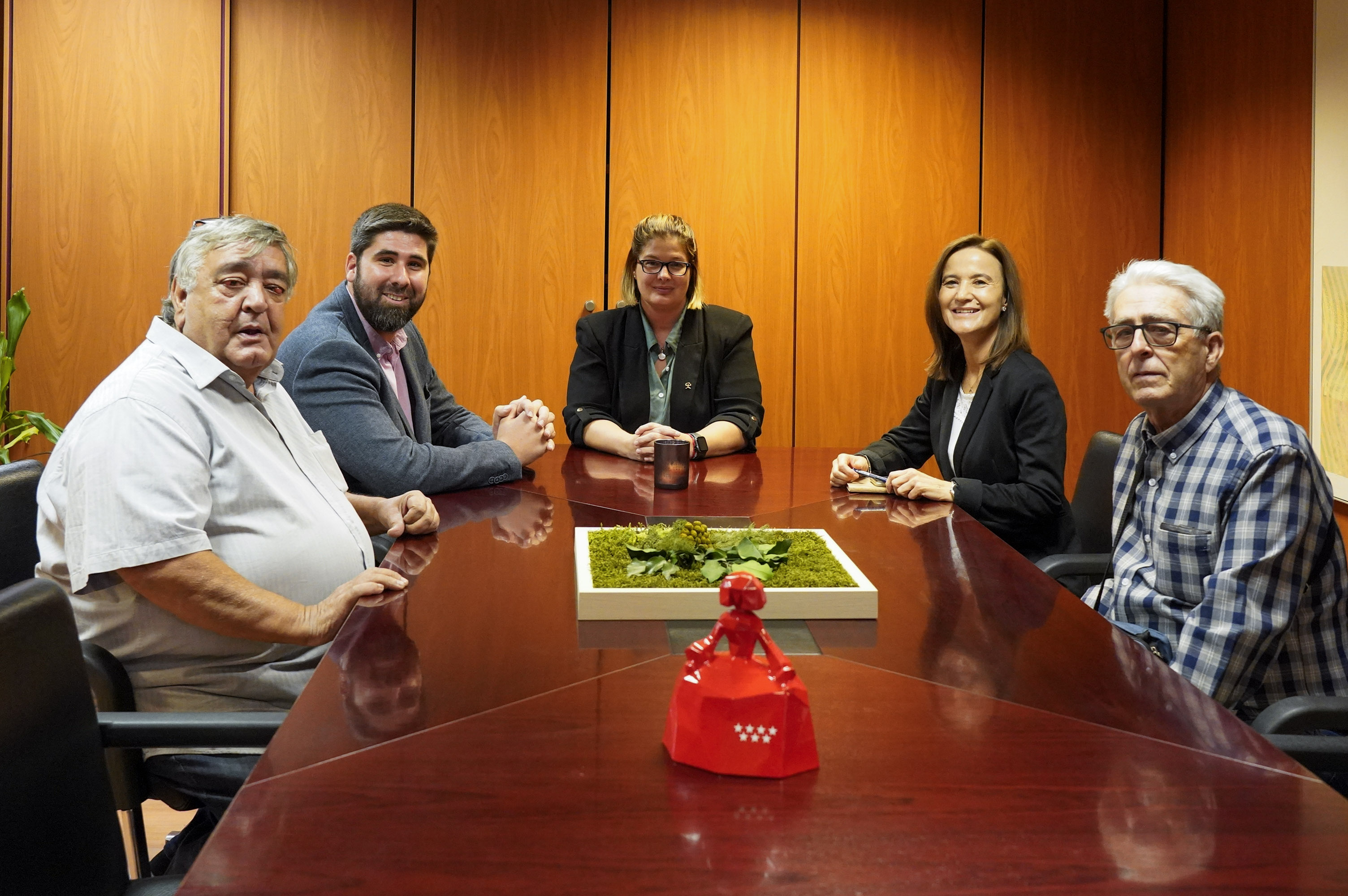 Texto Alternativo: La Alcaldesa se reúne con el Centro Andaluz de Móstoles