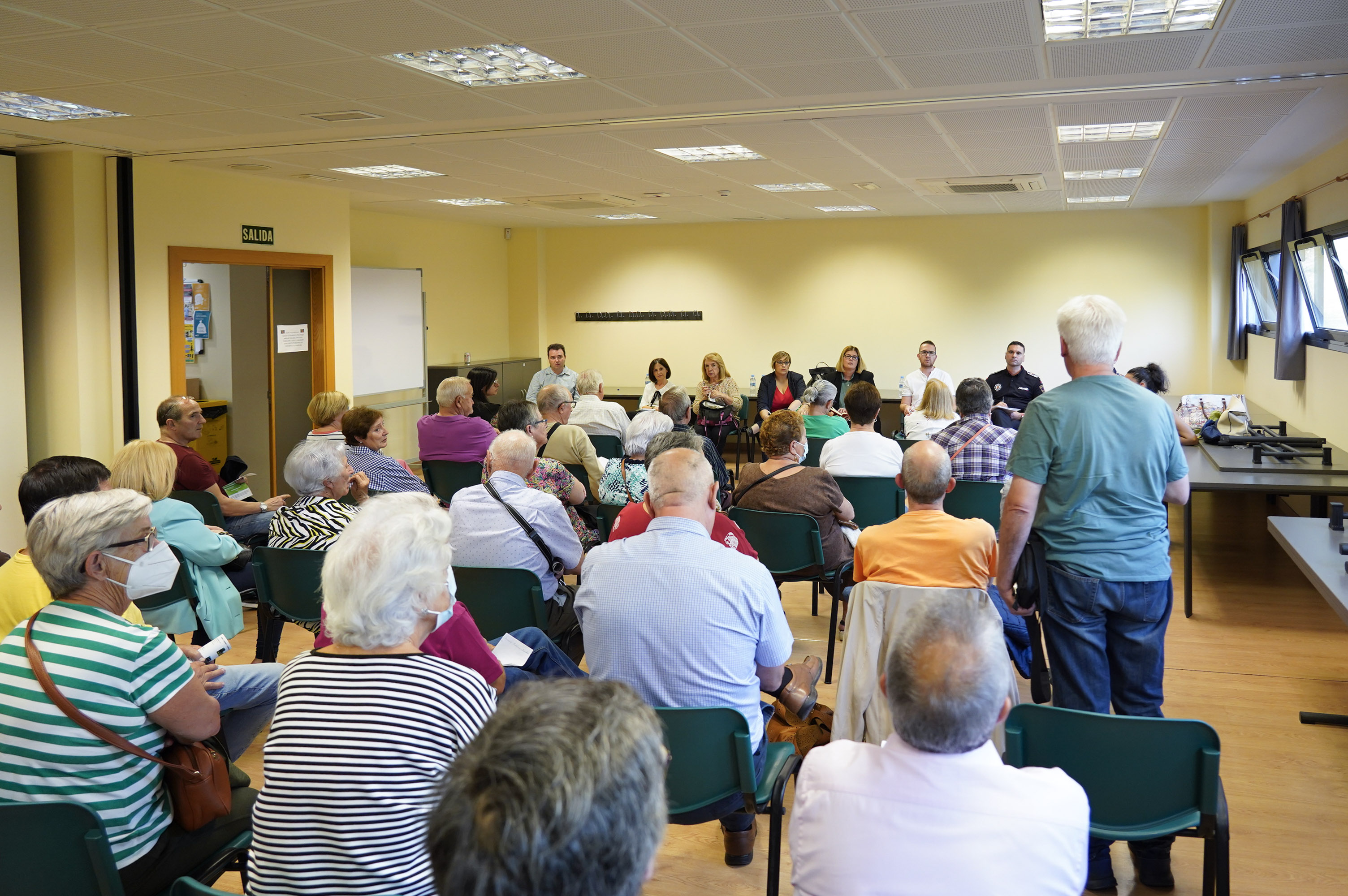 Texto Alternativo: La Alcaldesa se reúne con vecinas y vecinos del Distrito 2 en una nueva Asamblea Vecinal Abierta
