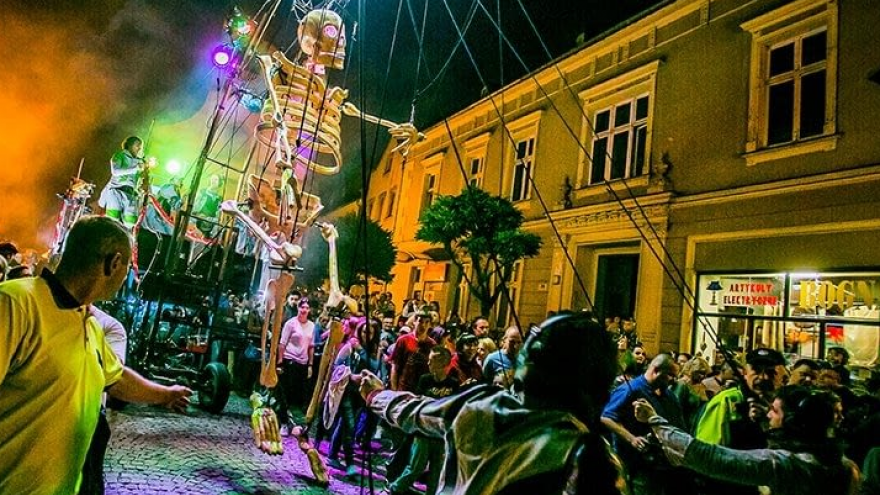 Texto Alternativo: La Comunidad de Madrid acoge mañana la cabalgata de Hispanidad 2022, una exhibición del folclore de las culturas hispanas