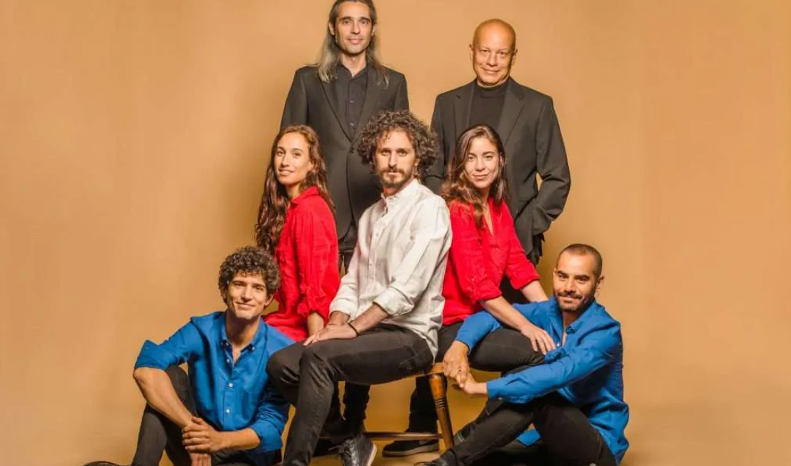 Texto Alternativo: Adolescentes y mayores de Móstoles comparten experiencias a través del teatro
