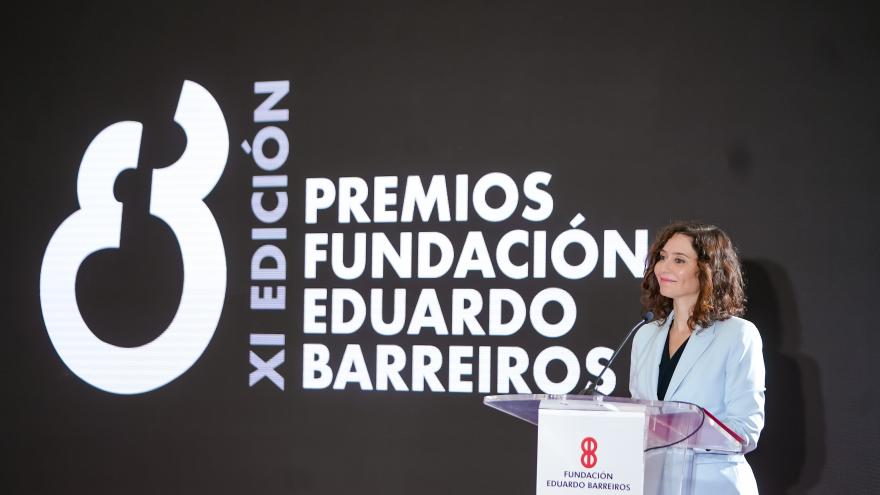 Texto Alternativo: Díaz Ayuso homenajea a los pilotos Ángel Nieto y María de Villota, pioneros del motor en España