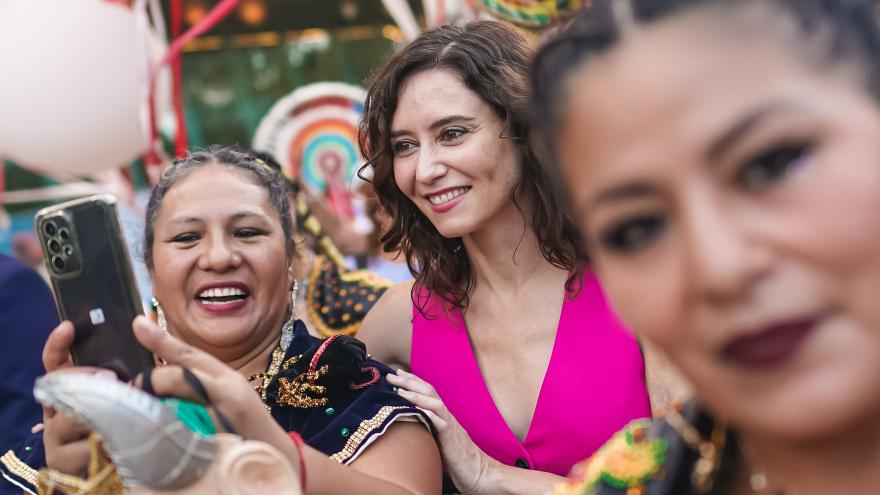 Texto Alternativo: Díaz Ayuso reivindica los valores de Hispanidad 2022 con su asistencia a la Cabalgata integrada por más de 150 artistas