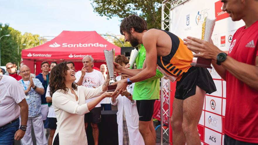 Texto Alternativo: Díaz Ayuso participa en la entrega de premios de la carrera solidaria Corre por el niño organizada por el Hospital público Niño Jesús