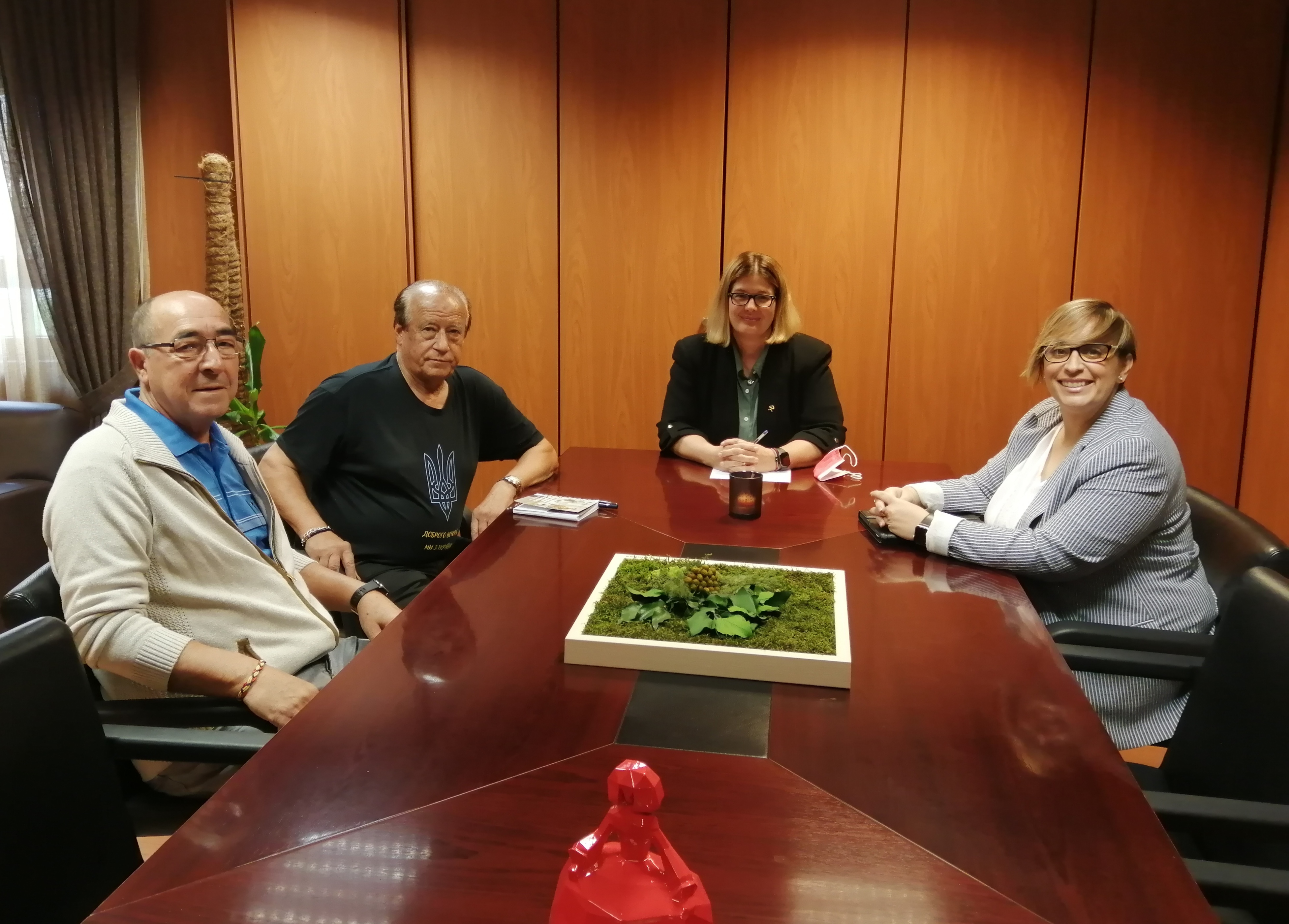Texto Alternativo: La Alcaldesa se reúne con la Casa Regional de Castilla y León de Móstoles
