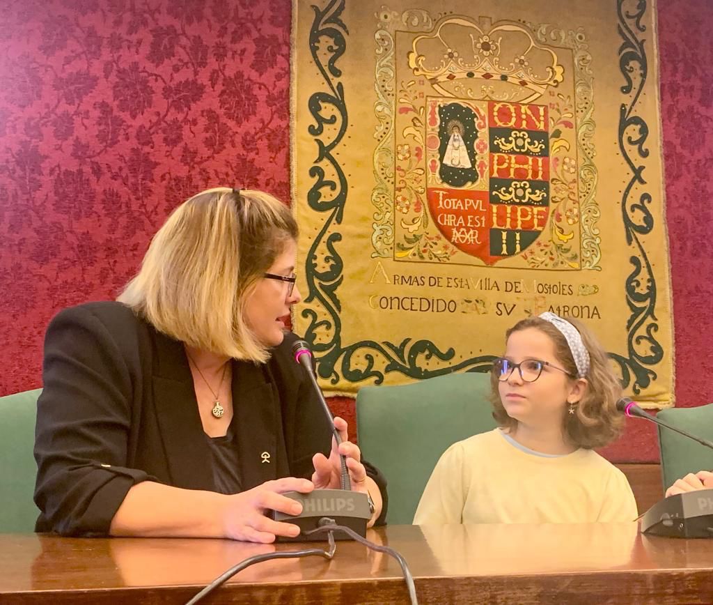 Texto Alternativo: La Alcaldesa recibe a una pequeña vecina de Móstoles para conmemorar el Día Internacional de la Niña