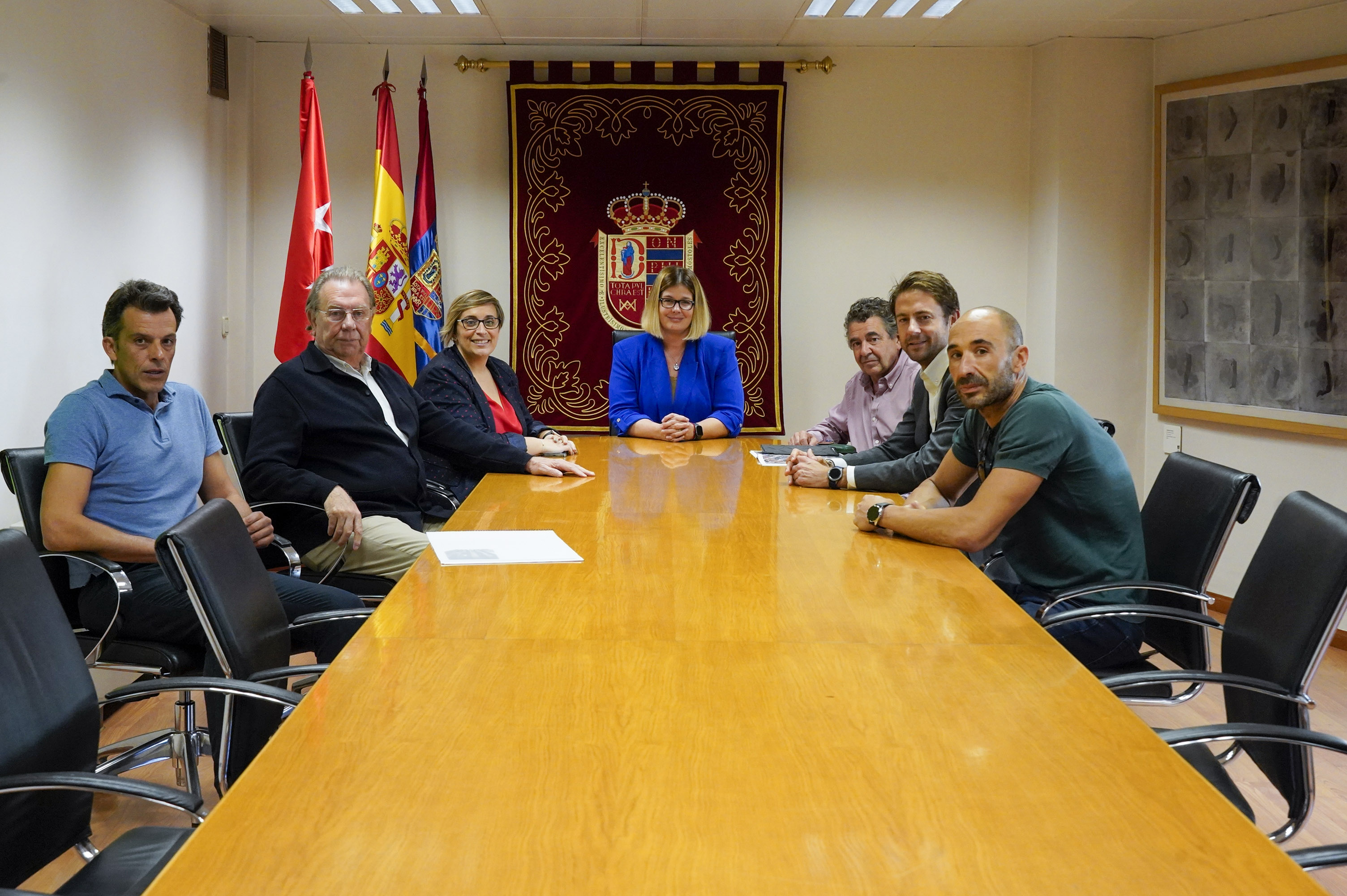 Texto Alternativo: La Alcaldesa de Móstoles recibe al director general del Grupo Casaverde, adjudicatario del primer complejo asistencial para mayores proyectado