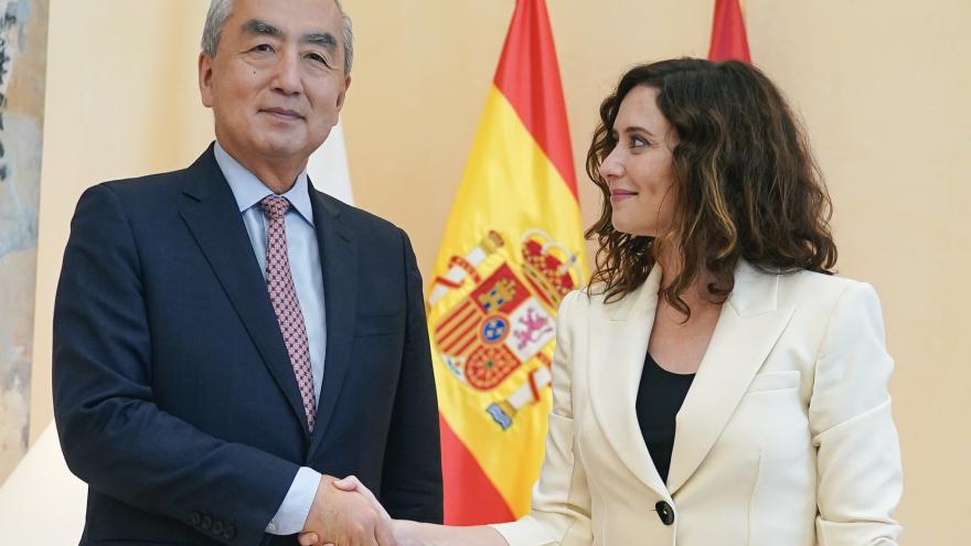 Texto Alternativo: Díaz Ayuso recibe al Embajador de Japón para continuar estrechando lazos económicos y culturales