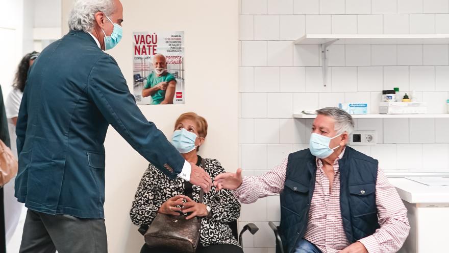 Texto Alternativo: La Comunidad de Madrid empieza a inmunizar a mayores de 65 años con la cuarta dosis frente al COVID-19 y la vacuna de la gripe