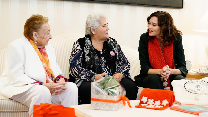 Texto Alternativo: Díaz Ayuso recibe a mayores del proyecto Tejiendo Solidaridad puesto en marcha en las residencias para favorecer el envejecimiento activo
