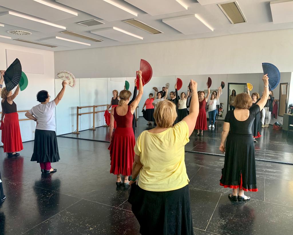 Texto Alternativo: La Alcaldesa visita los talleres de danza regional de Madrid de la Asociación Cultural Los Revoltosos de Móstoles