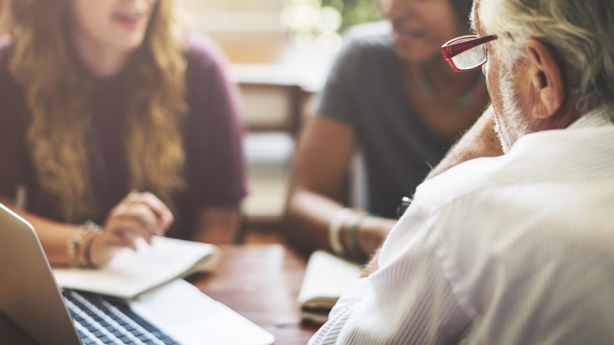 Texto Alternativo: La Comunidad de Madrid ha incorporado a más de 3.300 nuevos profesionales educativos este curso 2022/23 en sus centros públicos