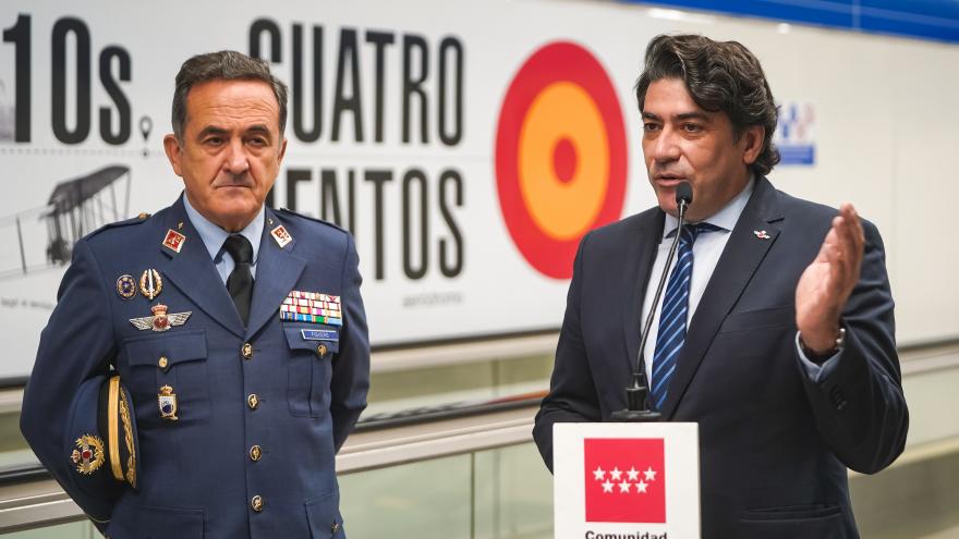 Texto Alternativo: La Comunidad de Madrid rinde homenaje a la aviación española en la estación de Metro de Cuatro Vientos