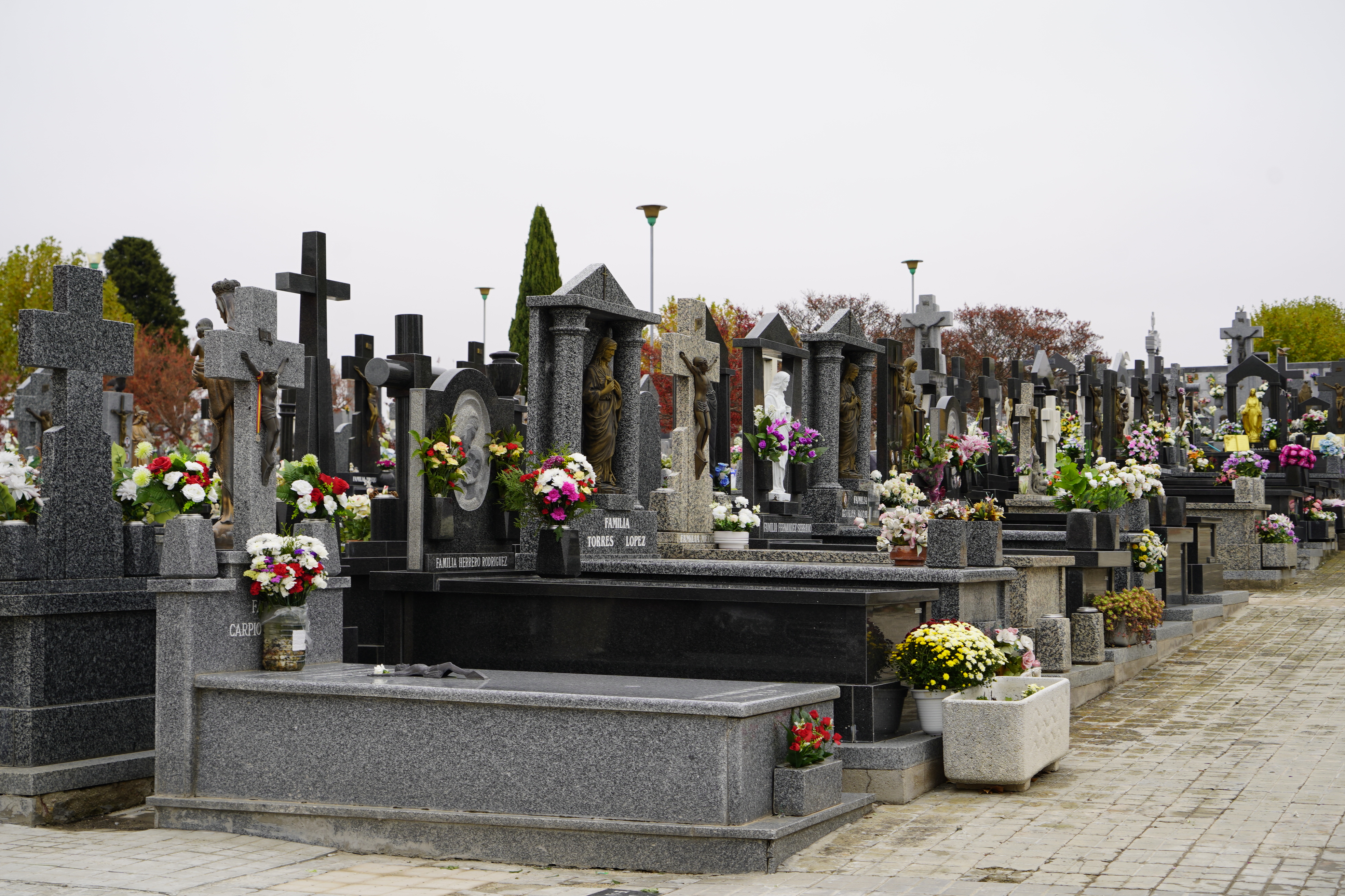 Texto Alternativo: El día 31 de octubre y el 1 de noviembre habrá un servicio especial de autobuses al Cementerio Municipal de Móstoles