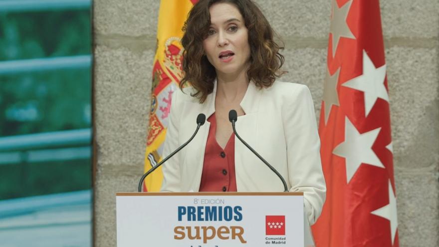 Texto Alternativo: Díaz Ayuso ensalza el papel de los cuidadores no profesionales en el entorno familiar reforzando las ayudas económicas para 42.000 beneficiarios