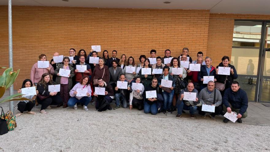 Texto Alternativo: La Comunidad entrega los diplomas a los alumnos del curso de capacitación básica en PRL para personas con discapacidad intelectual