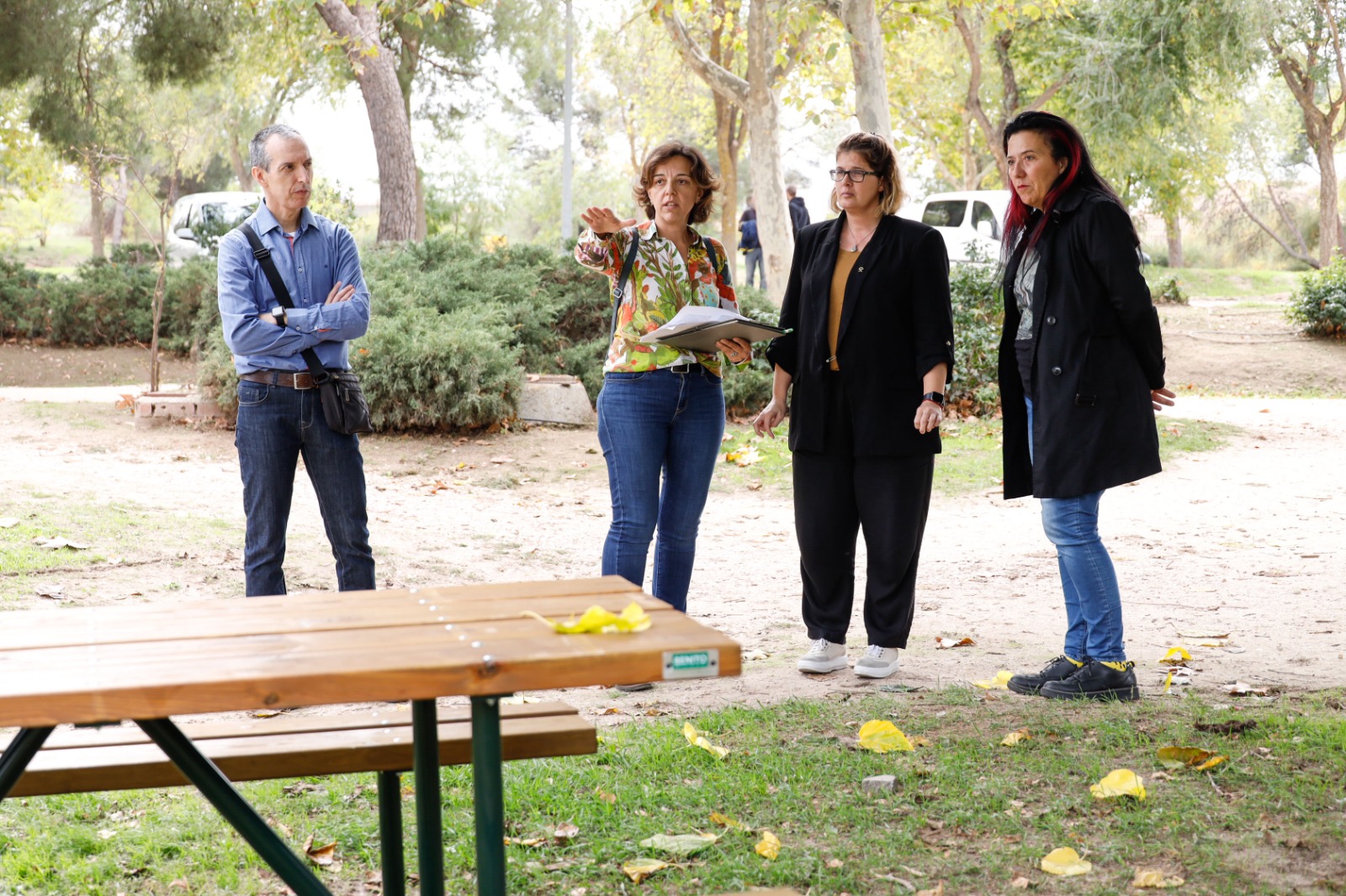 Texto Alternativo: El Gobierno de Móstoles instala nuevas mesas merendero en los parques verdes de la ciudad