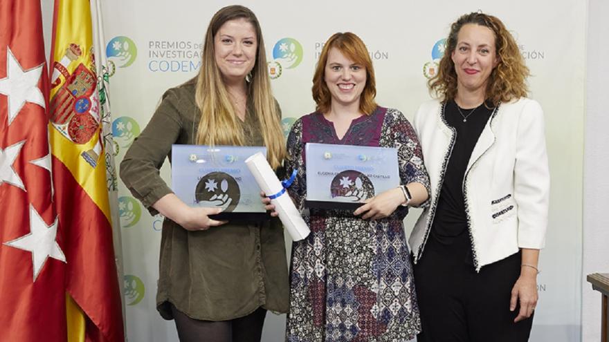 Texto Alternativo: Enfermeras del Centro de Salud Marazuelas reciben el Cuarto Premio de Investigación del CODEM