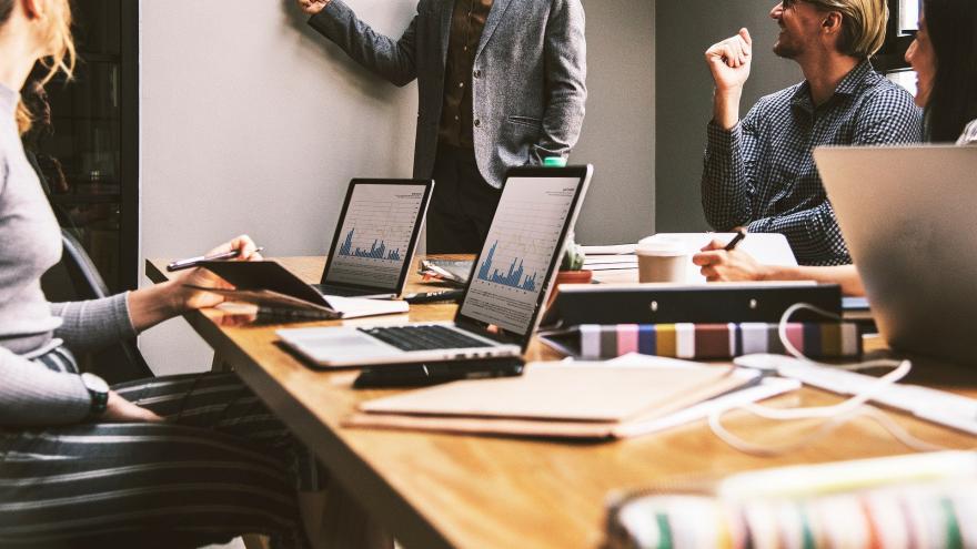 Texto Alternativo: La Comunidad de Madrid baja un 3,8% el número de desempleados en el último año y reduce medio punto su tasa de paro