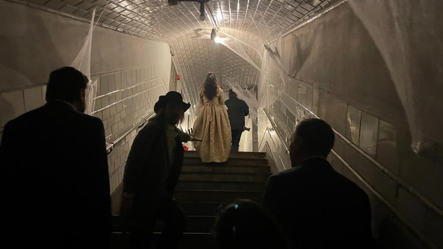 Texto Alternativo: La Comunidad de Madrid celebra Halloween convirtiendo la antigua estación de Metro de Chamberí en el Castillo de Drácula