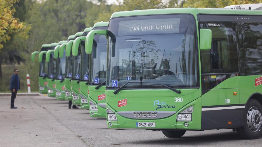 Texto Alternativo: La Comunidad de Madrid estrena 13 nuevos autobuses con mayor capacidad para viajar hasta 105 pasajeros